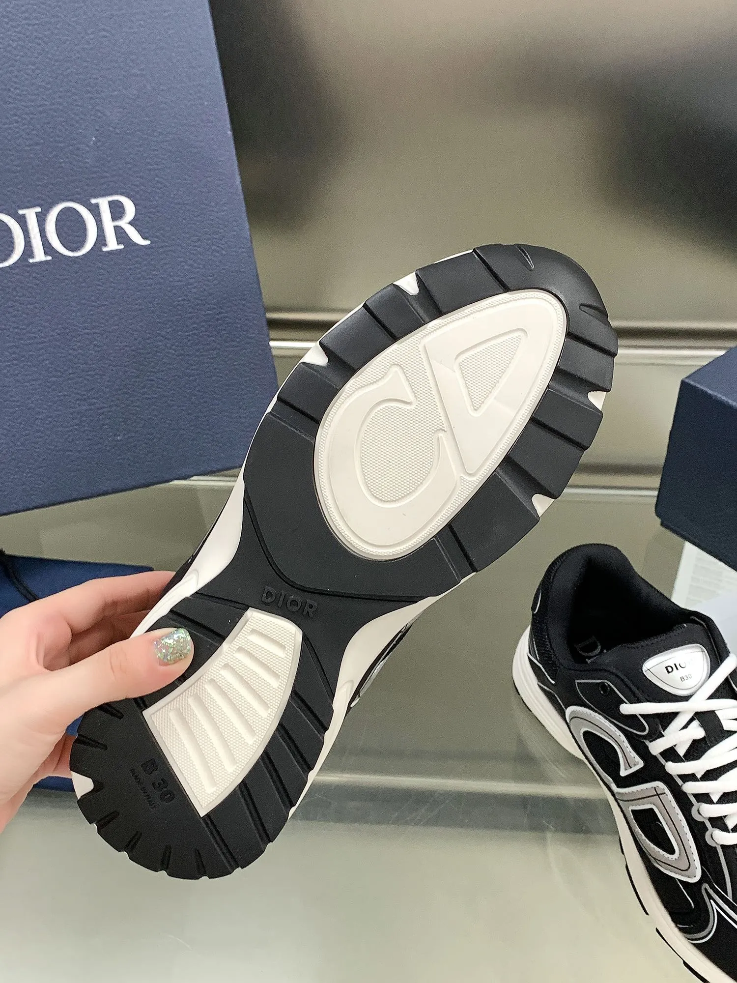 👟👟Ex-factory price 660👟👟 Newly upgraded Dior B30 series dad sneakers. New B30 sneakers. Dad Shoes style shoes that follow the trend of the retro market. The Dior logo on the tongue also indicates that this pair of shoes is the B30 model! B30 uses fine-textured leather and mesh cloth materials to form a shoe body. There are conspicuous letters CD on both sides of the shoe body to indicate identity. Many lines on the shoe body outline details to make the shoes look less monotonous and full of retro flavor. The delivery counter is exquisitely packaged🛍📦 ▪️Fabric: Original customized technical fabric + mesh ▪️Inner lining: Customized breathable lining ▪️Outsole: IP+TPU outsole ▪️Sole thickness: 3.5CM ▪️Size: Women’s size 35-40 / Men’s size 39-45